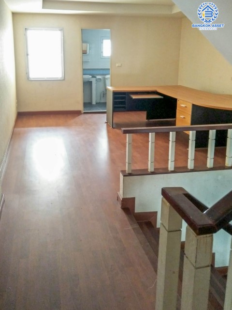 ทาวน์โฮมมือสองย่านกรุงเทพฯ หมู่บ้าน แฮปปี้แลนด์ แกรนด์วิลล์ ลาดพร้าว101 เนื้อที่มากถึง 22.3 ตร.ว. ฟังก์ชัน 3 ห้องนอน 4 ห้องน้ำ 1 ที่จอดรถ รีโนเวทโครงสร้างครัวหลังบ้านใหม่ บนทำเลแห่งการเดินทาง ใกล้รถไฟฟ้า(ในอนาคต) สายสีเหลือง "สถานีลาดพร้าว 101" และทางด่วน "รามอินทรา-เอกมัย"